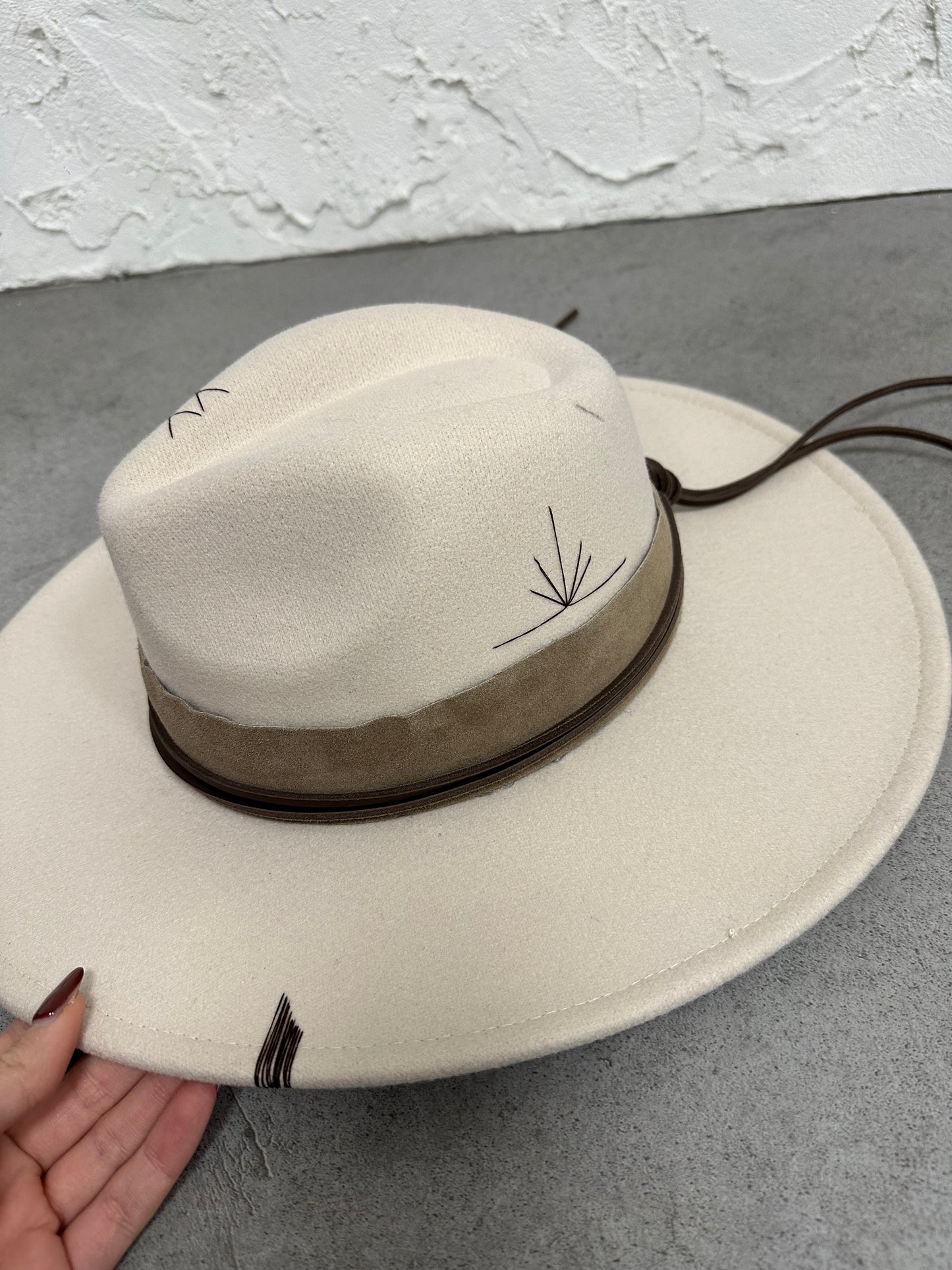 Cappello falda larga