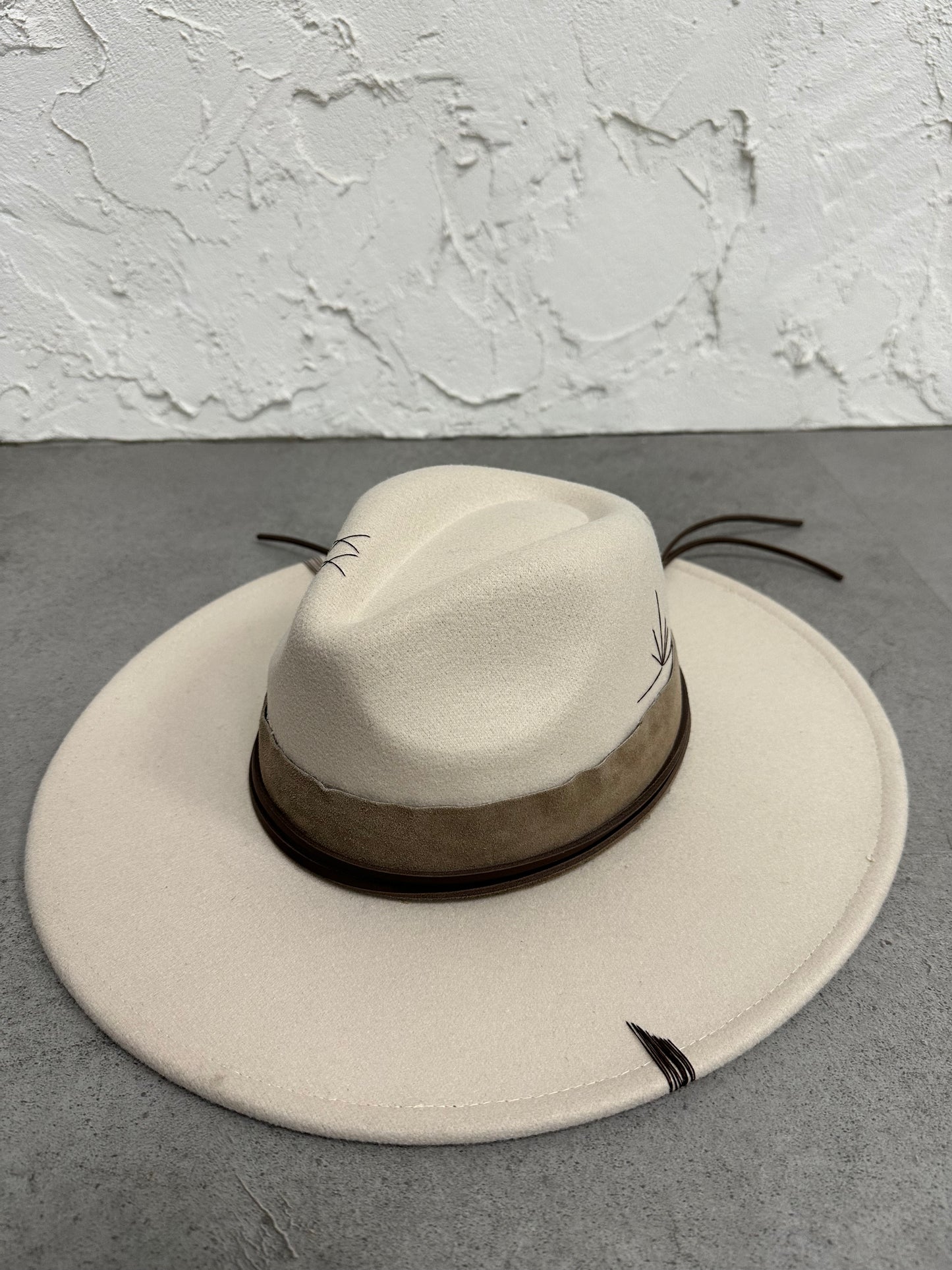 Cappello falda larga