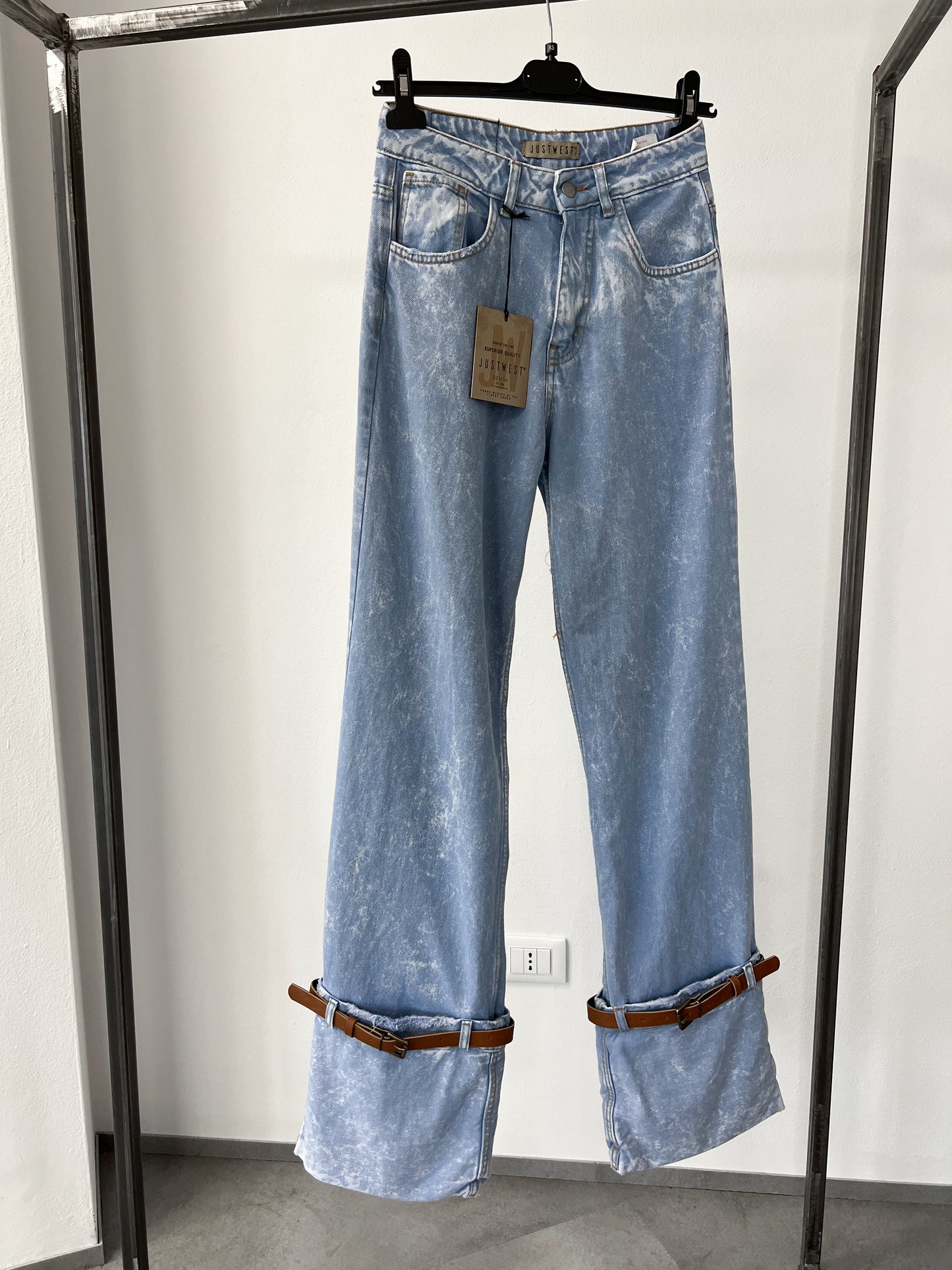 Jeans con cinturini