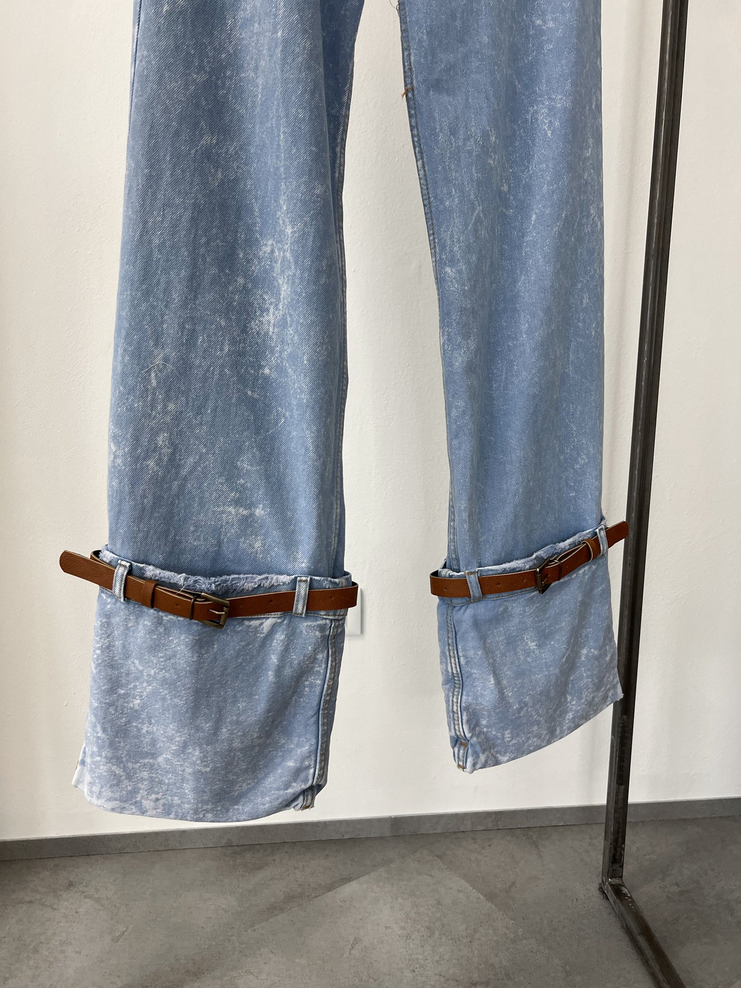 Jeans con cinturini